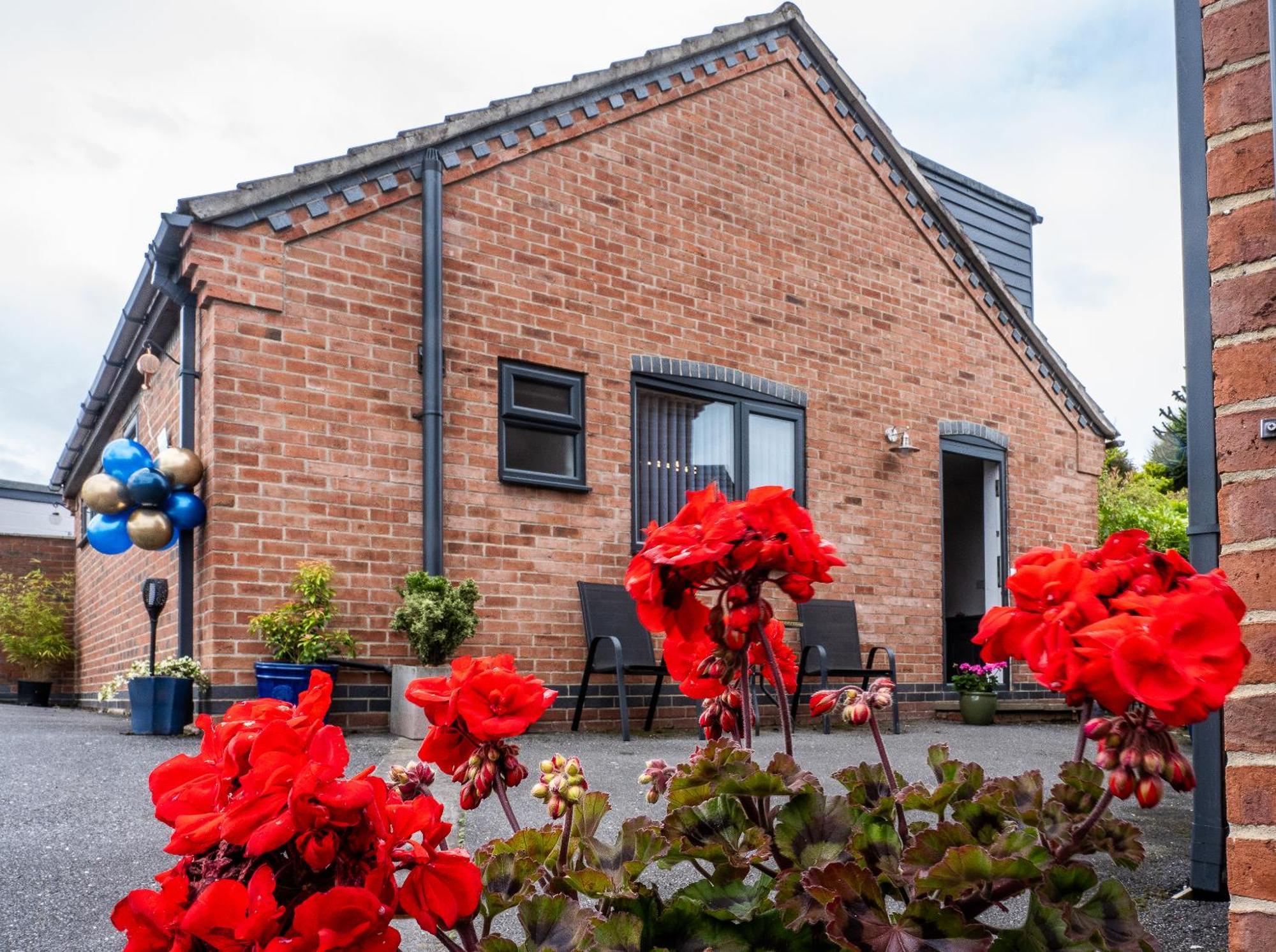 Upside Down House - Sleeps Up To 6 Guests - Great For Family And Friends Gatherings,Corporate Events ,Near Sherwood Forest At Fairview Farm In Nottingham Set In 88 Acres Luaran gambar