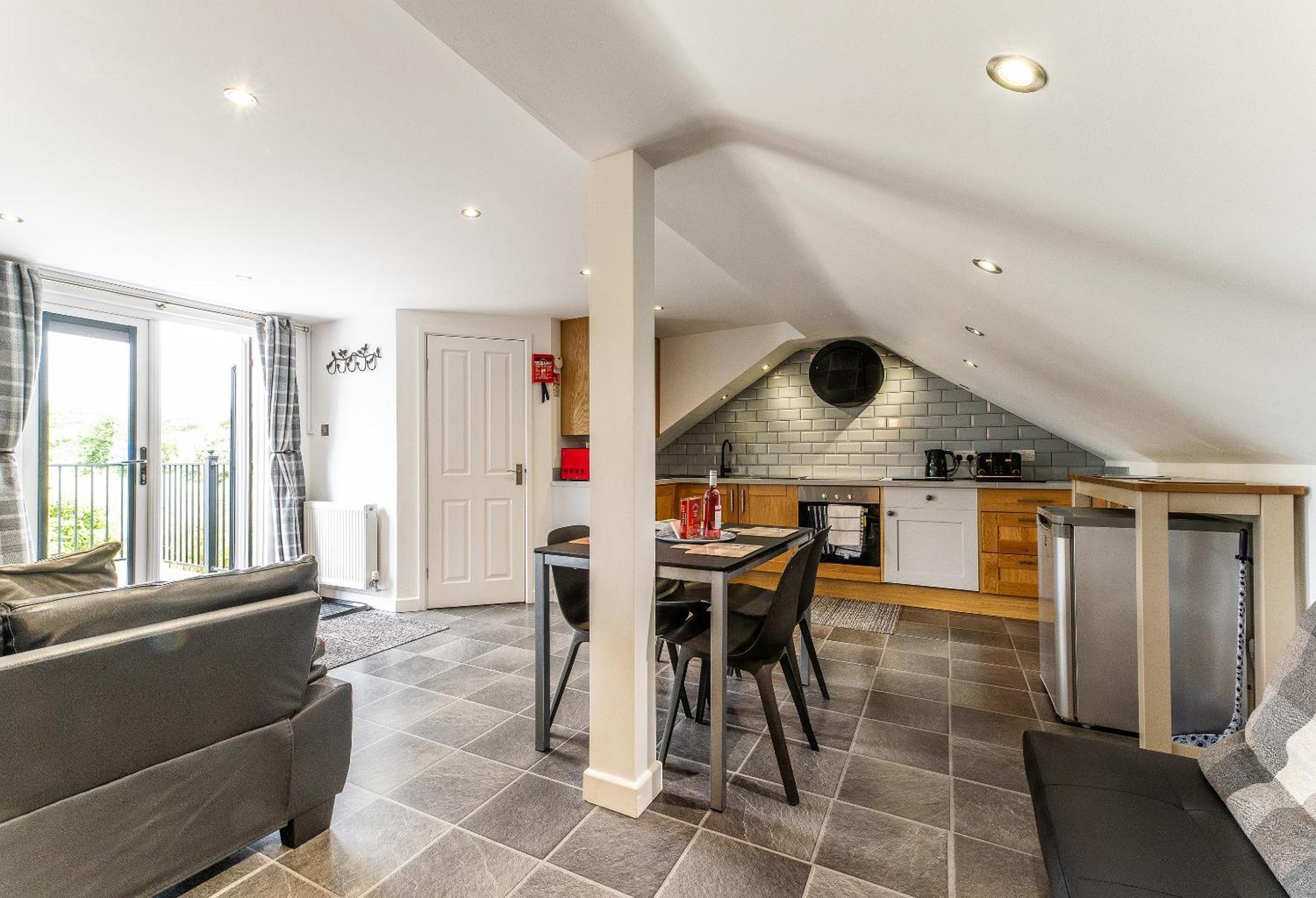 Upside Down House - Sleeps Up To 6 Guests - Great For Family And Friends Gatherings,Corporate Events ,Near Sherwood Forest At Fairview Farm In Nottingham Set In 88 Acres Luaran gambar