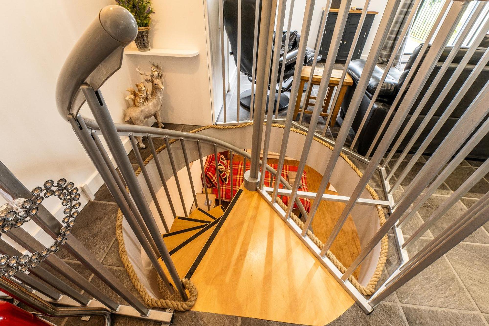 Upside Down House - Sleeps Up To 6 Guests - Great For Family And Friends Gatherings,Corporate Events ,Near Sherwood Forest At Fairview Farm In Nottingham Set In 88 Acres Luaran gambar