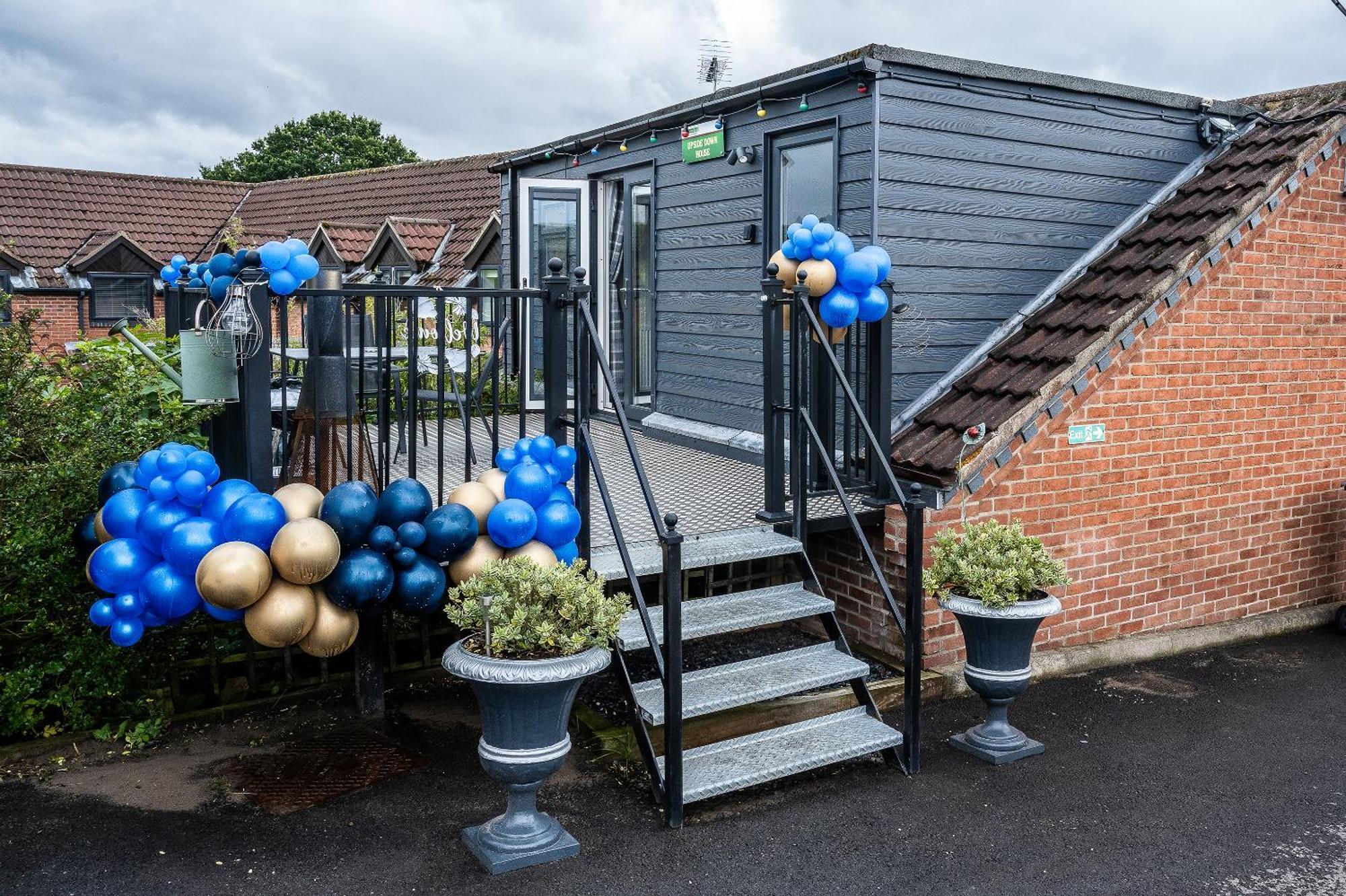 Upside Down House - Sleeps Up To 6 Guests - Great For Family And Friends Gatherings,Corporate Events ,Near Sherwood Forest At Fairview Farm In Nottingham Set In 88 Acres Luaran gambar