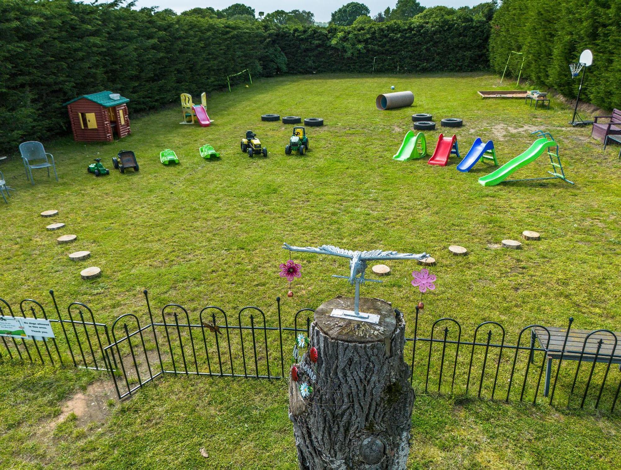 Upside Down House - Sleeps Up To 6 Guests - Great For Family And Friends Gatherings,Corporate Events ,Near Sherwood Forest At Fairview Farm In Nottingham Set In 88 Acres Luaran gambar