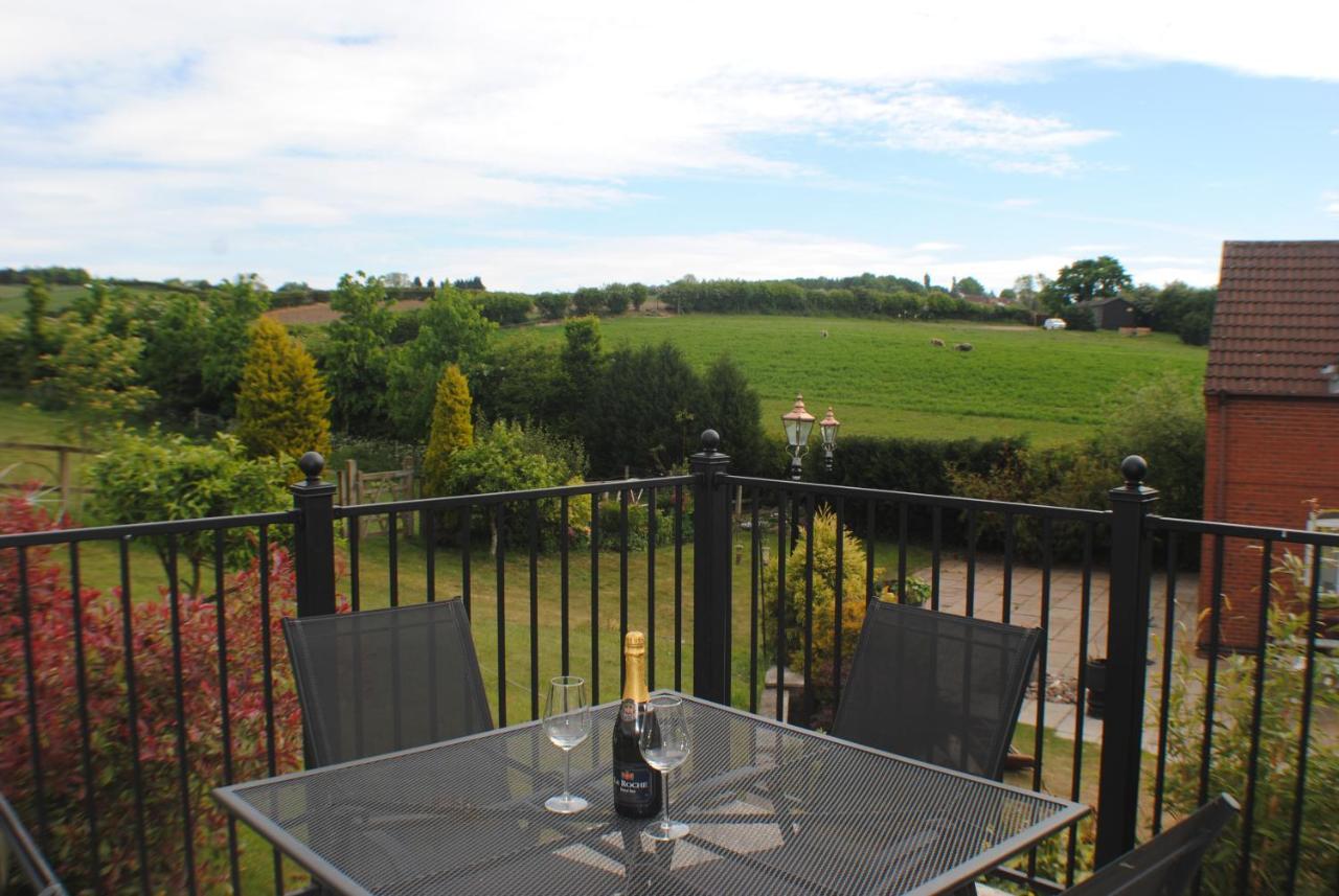 Upside Down House - Sleeps Up To 6 Guests - Great For Family And Friends Gatherings,Corporate Events ,Near Sherwood Forest At Fairview Farm In Nottingham Set In 88 Acres Luaran gambar