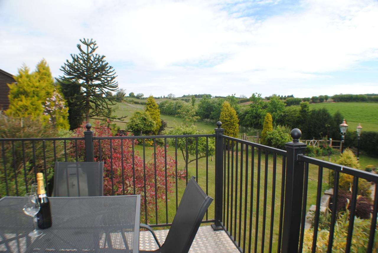Upside Down House - Sleeps Up To 6 Guests - Great For Family And Friends Gatherings,Corporate Events ,Near Sherwood Forest At Fairview Farm In Nottingham Set In 88 Acres Luaran gambar